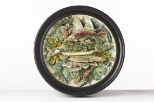 round charger with fishes