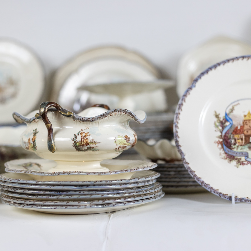 Choisy-le-Roi, Service de 200 pièces, motif du Hameau de la Reine Marie-Antoinette, XIXe en porcelaine, France (1)