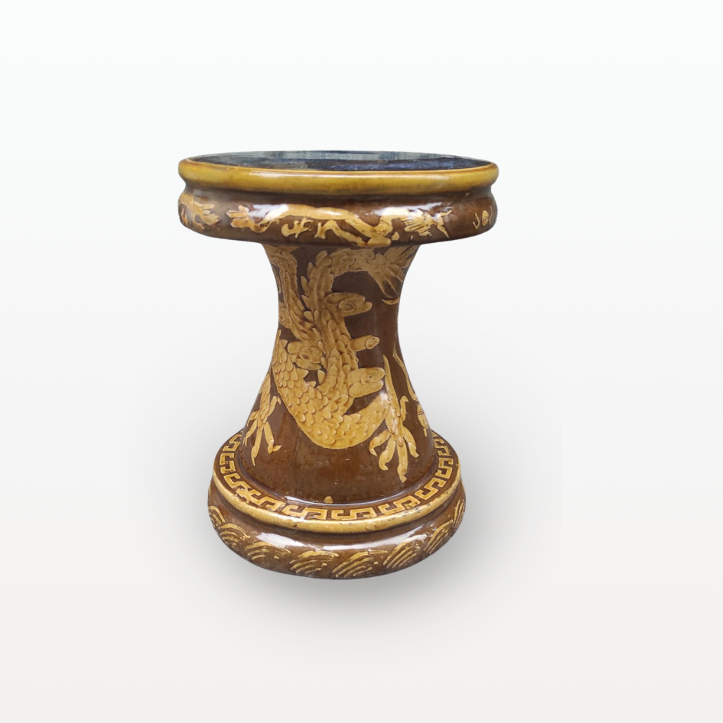 Tabouret marron, à décor de dragon, face 2