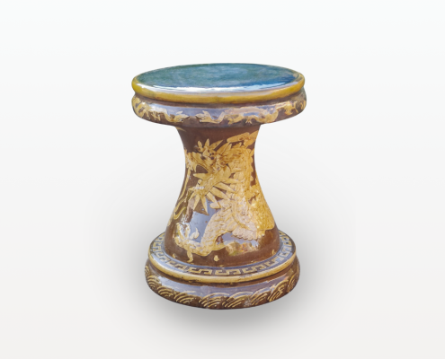 Tabouret marron, à décor de dragon, face 1