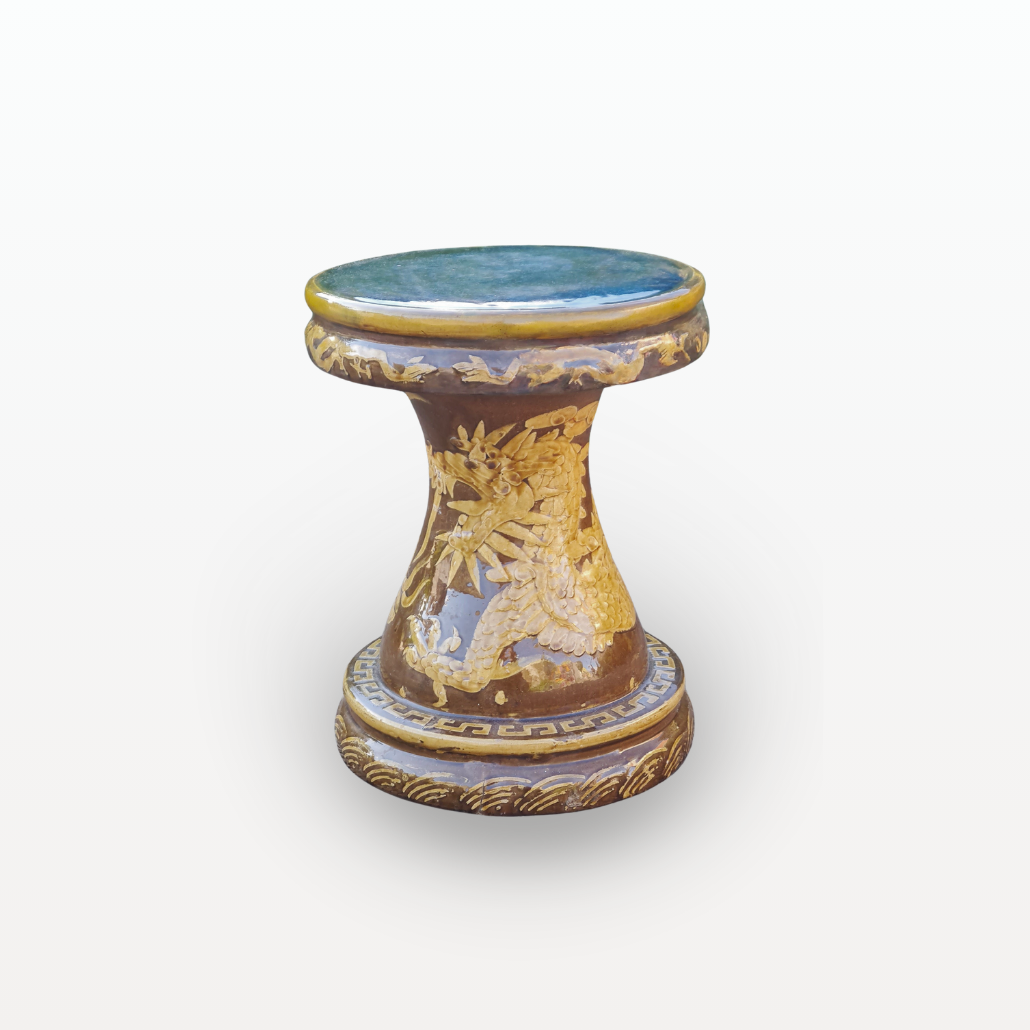 Tabouret marron, à décor de dragon, face 1