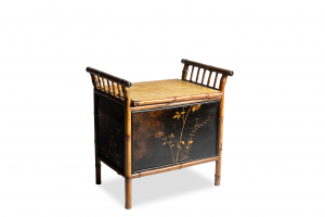 Perret & Vibert, Coffre à journaux, bambou et paille de rotin, laques décorées de motifs végétaux et aviaires et papier gaufré, XIXe siècle