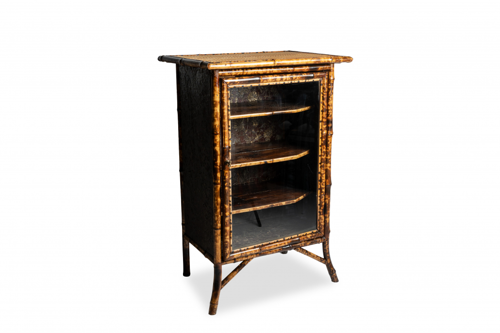 3/4 Vitrine en bambou moucheté et paille de rotin